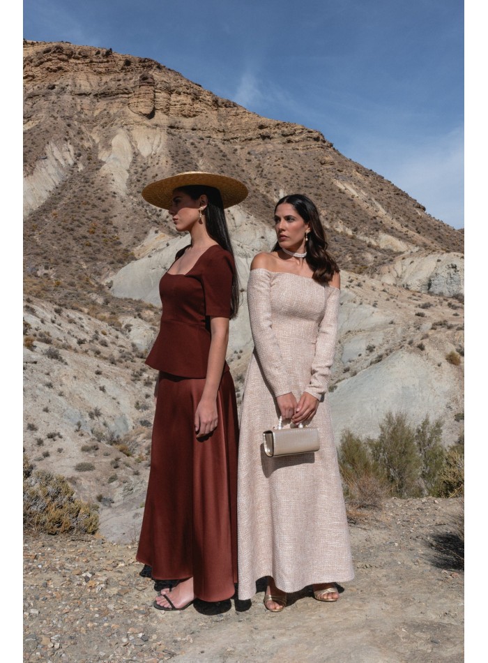 Vestido midi de tweed con escote Bardot y falda evasé para invitada de boda
