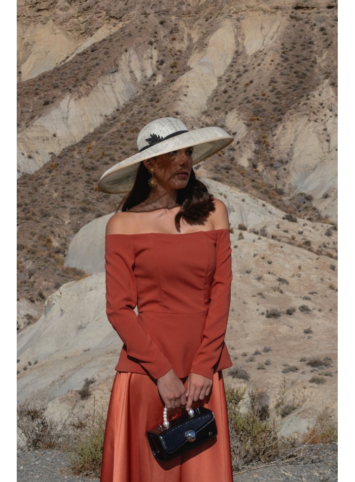 Conjunto de invitada con top escote bardot y...