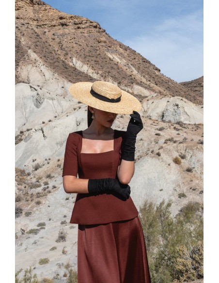 Ensemble deux pièces marron avec haut en satin et jupe évasée