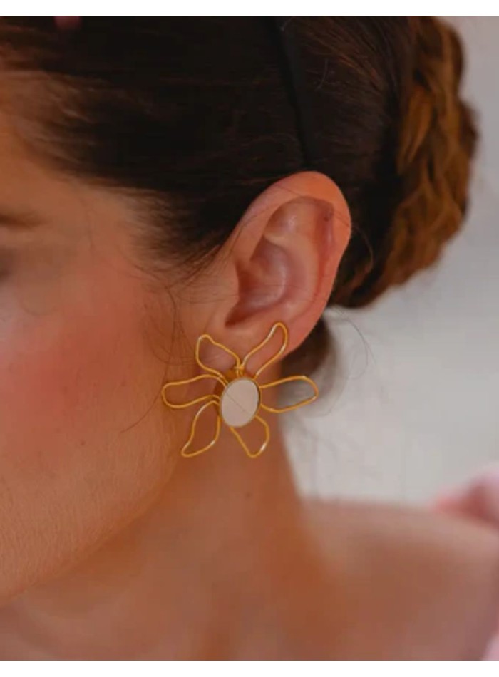 Pendientes con diseño de flor con piedra central