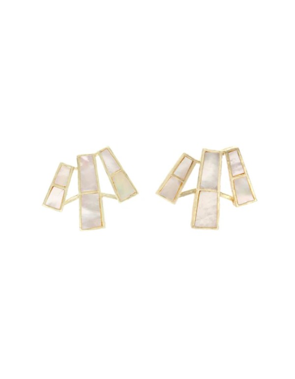 Earrings with three elongated mother-of-pearl stones