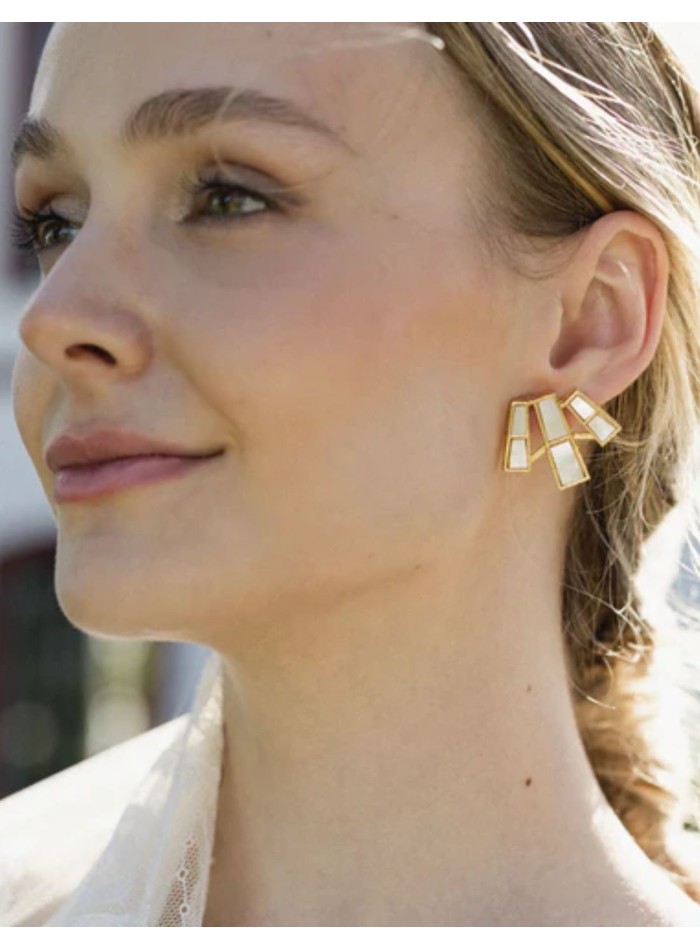 Pendientes con tres piedras alargadas de nácar