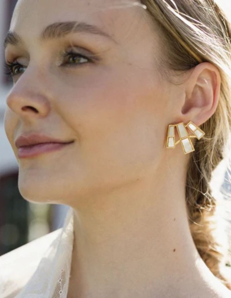 Earrings with three elongated mother-of-pearl stones