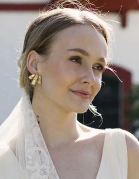 Earrings with three elongated mother-of-pearl stones