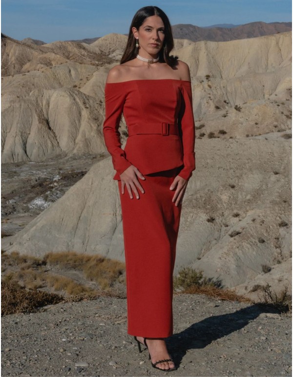 Ensemble deux pièces avec haut asymétrique et jupe droite