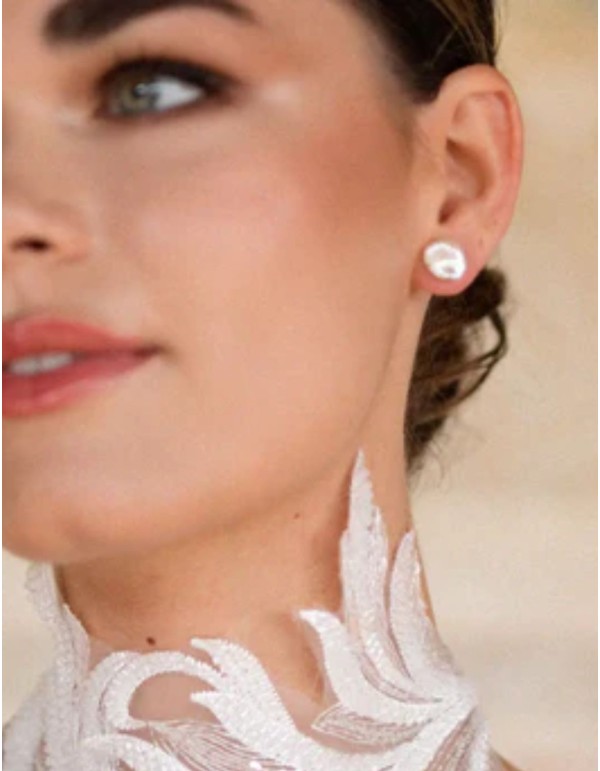 Pendientes pequeños de perlas con diseño plano 2