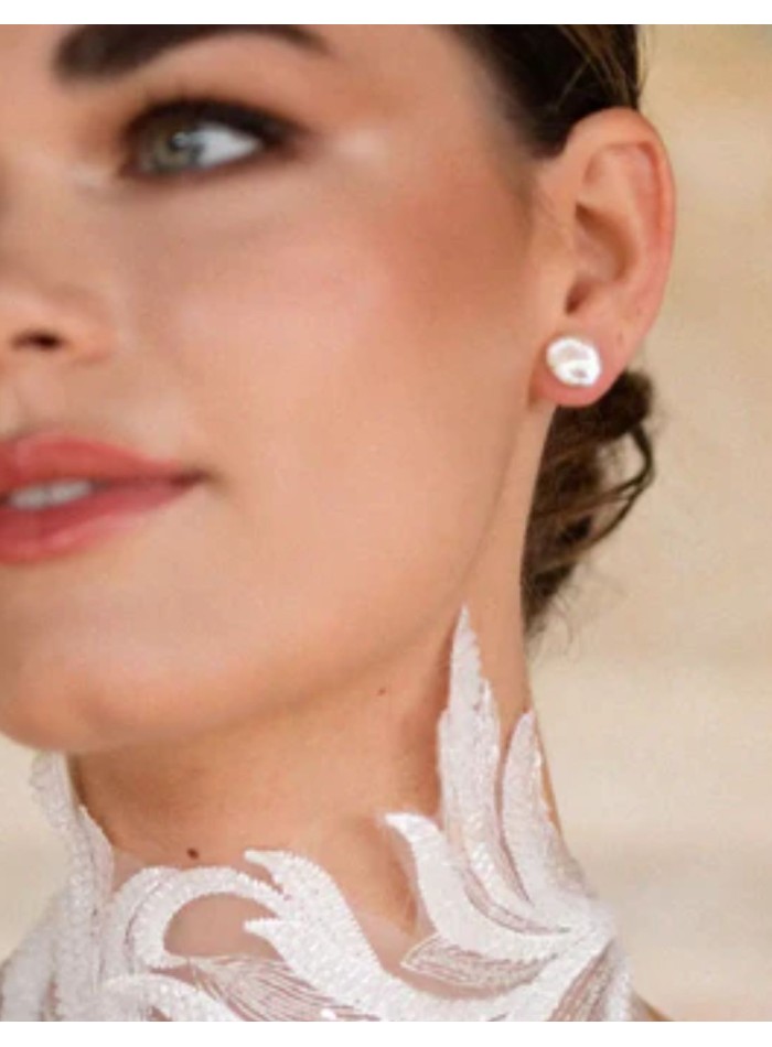 Pendientes pequeños de perlas con diseño plano