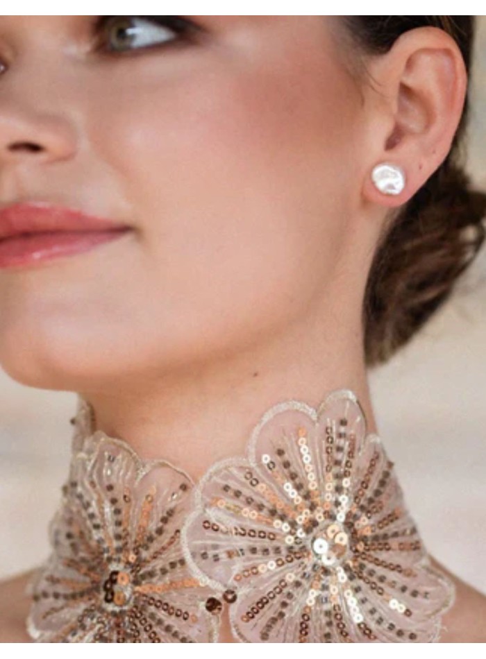 Pendientes pequeños de perlas con diseño plano