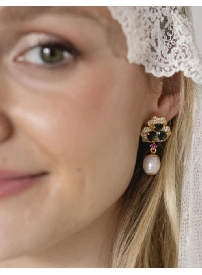 Pendientes con diseño de trébol y perla