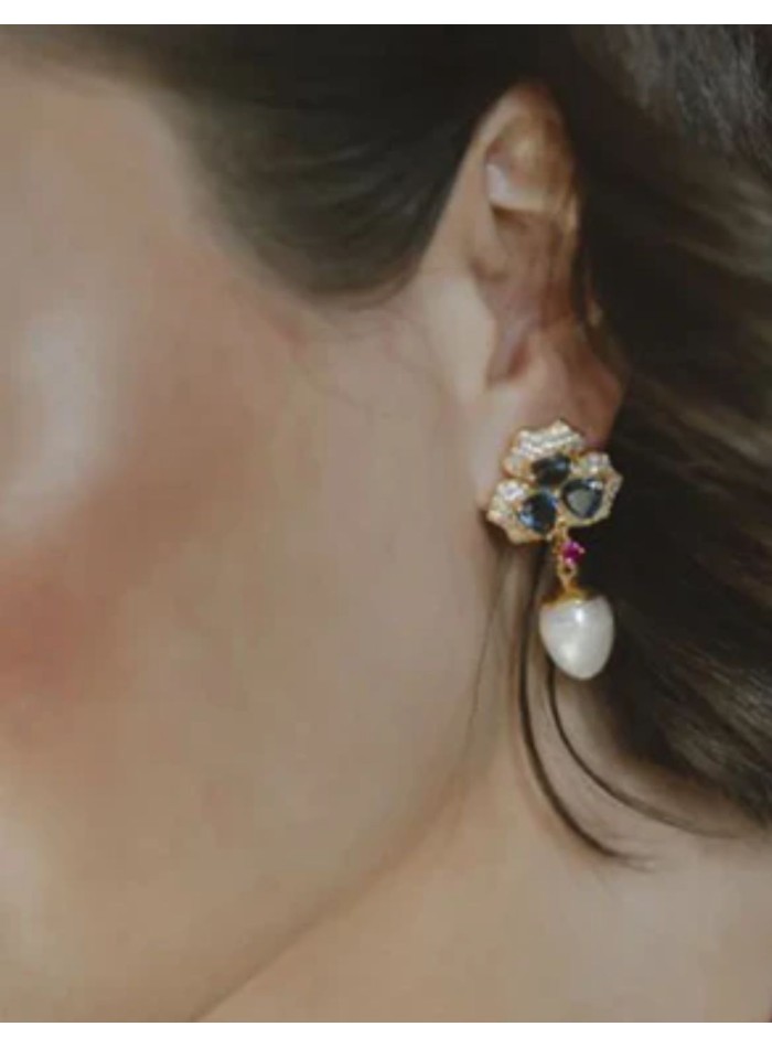 Pendientes con diseño de trébol y perla