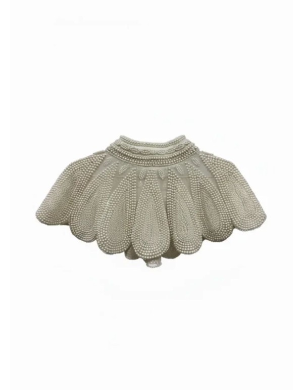 Cuello joya blanco con perlas y diseño estructurado