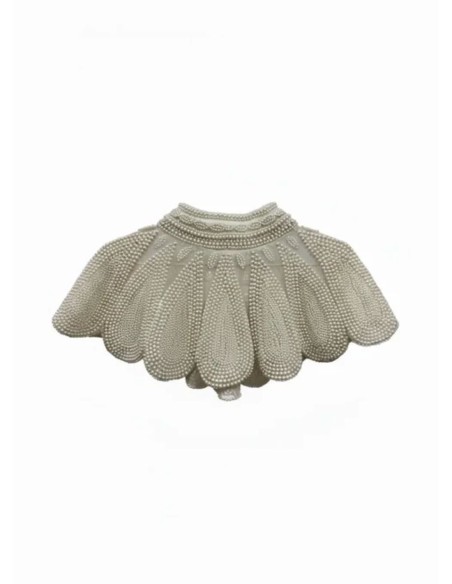 Cuello joya blanco con perlas y diseño estructurado