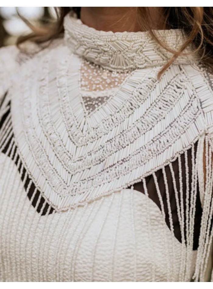 Cape de mariée avec broderie perlée aux lignes...