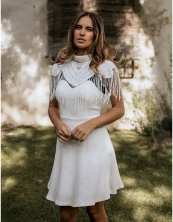 Capa de novia con bordado de cuentas en líneas delicadas 2