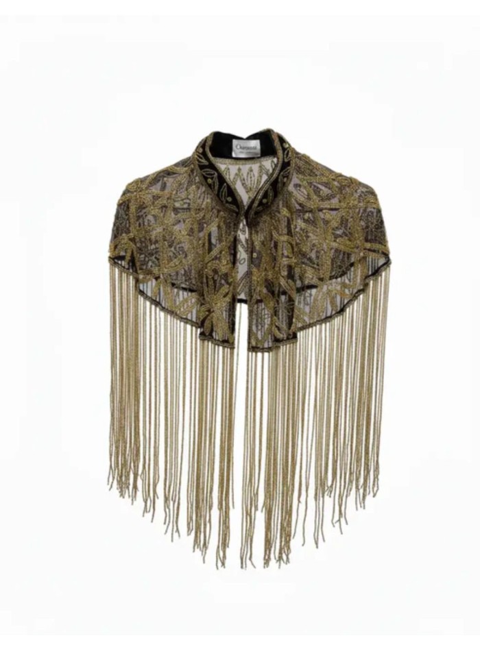 Capa joya con bordados geométricos y caída fluida dorada y negra