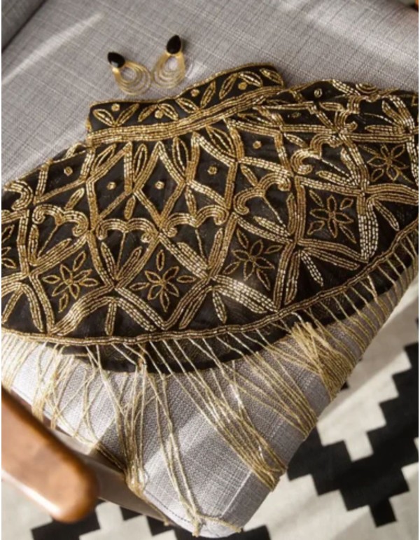 Cape ornée de bijoux, de broderies géométriques et d'un... 2