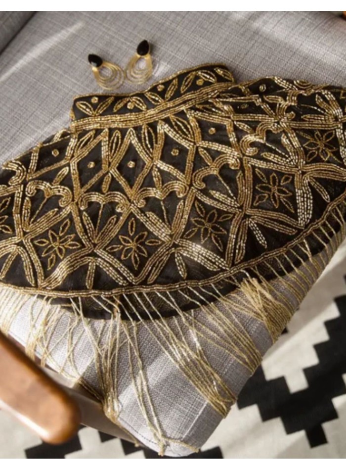 Cape ornée de bijoux, de broderies géométriques...