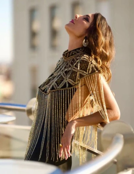 Capa joya con bordados geométricos y caída fluida para fiestas