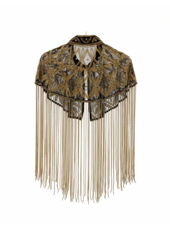 Cape ornée de bijoux, de broderies géométriques...