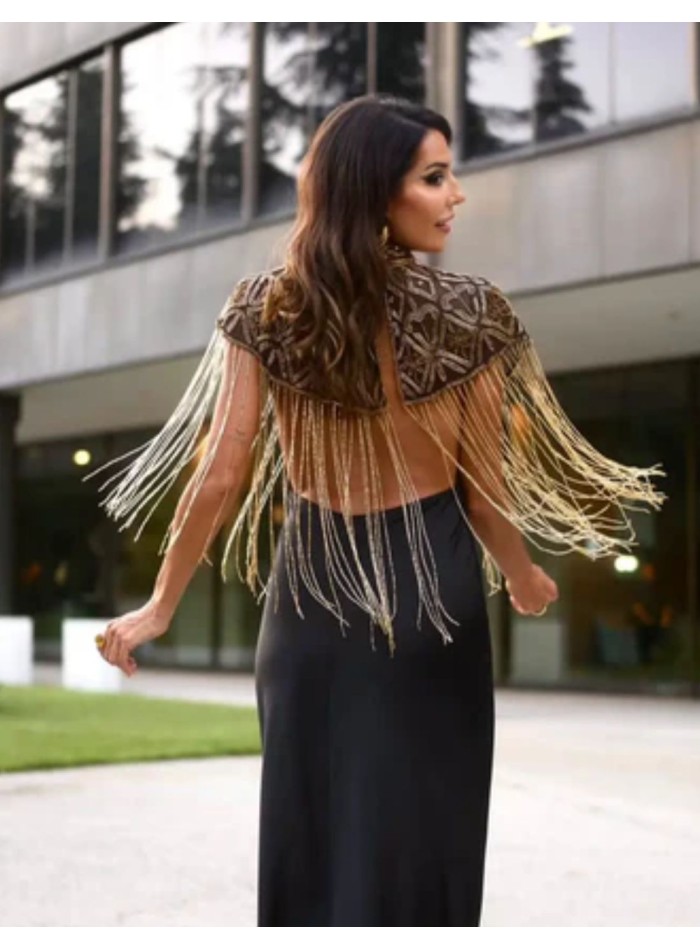 Capa joya con bordados geométricos y caída fluida para eventos especiales