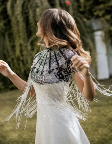 Cape ornée de bijoux avec broderie de paillettes et motifs géométriques