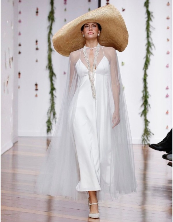 Longue cape de mariée en tulle blanc avec fente