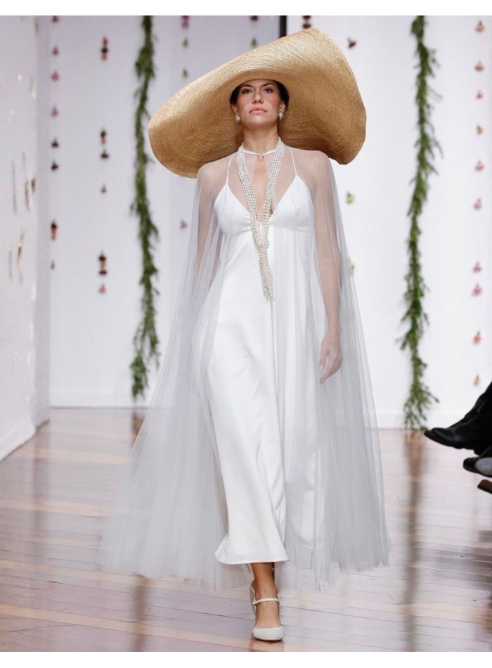 Longue cape de mariée en tulle blanc avec fente