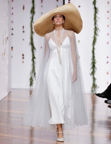 Capa de novia larga en tul blanco