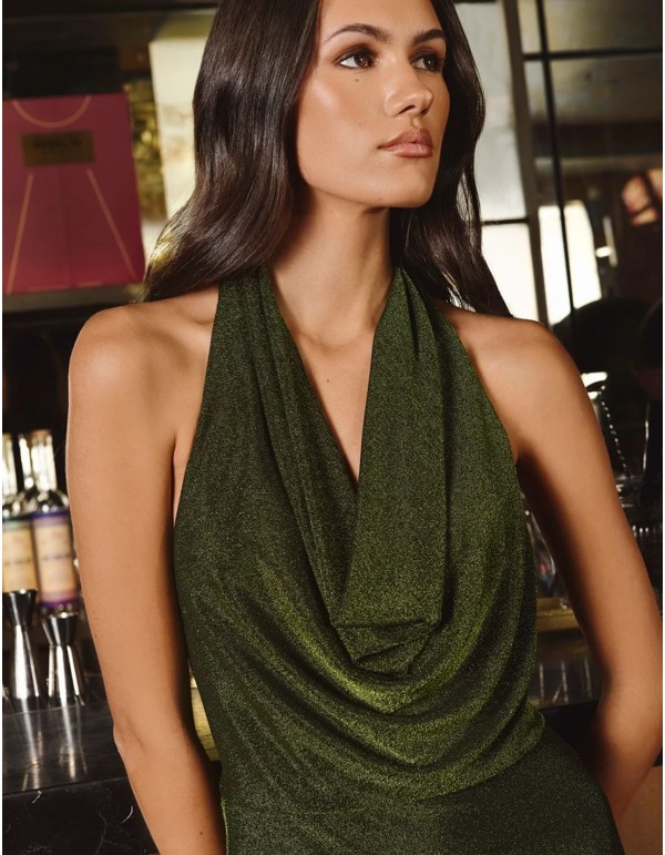 Longue robe verte en tissu brillant avec encolure dos nu 2