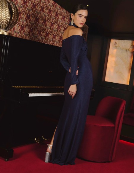Robe de soirée longue avec encolure croisée et tissu brillant