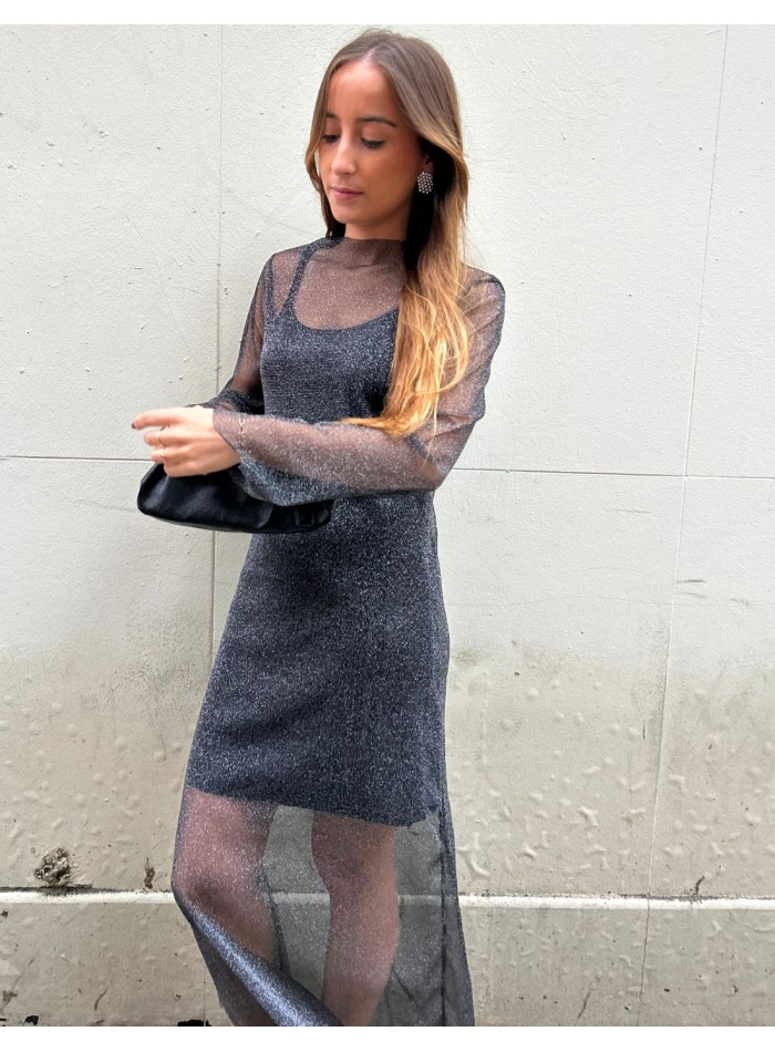 Robe longue avec tissu brillant et transparences