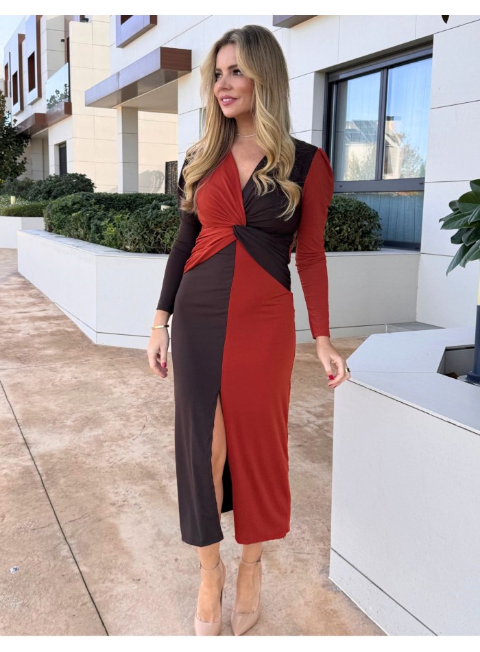 Vestido midi bicolor marrón y teja con detalle de nudo en el escote