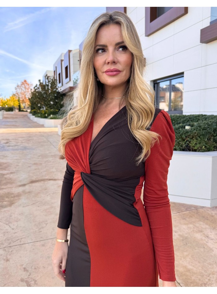 Vestido midi bicolor marrón y teja con detalle de nudo en el escote