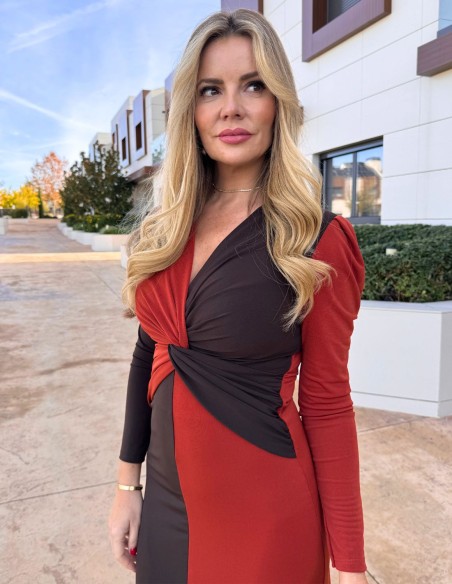 Robe midi bicolore marron et roussâtre avec détail de nœud à l'encolure