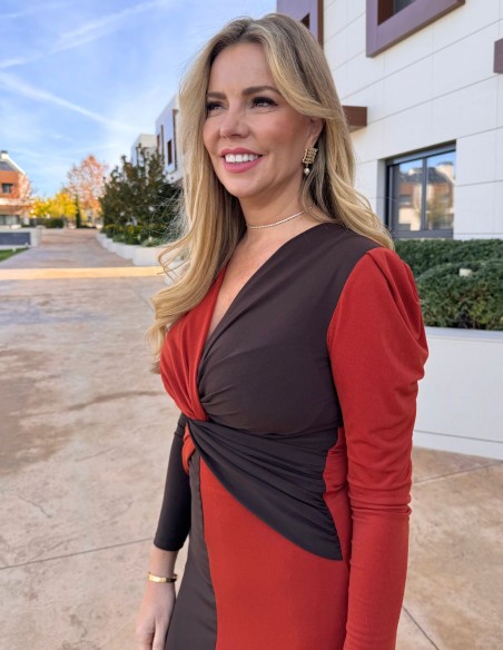 Vestido midi bicolor marrón y teja con detalle de nudo en el escote