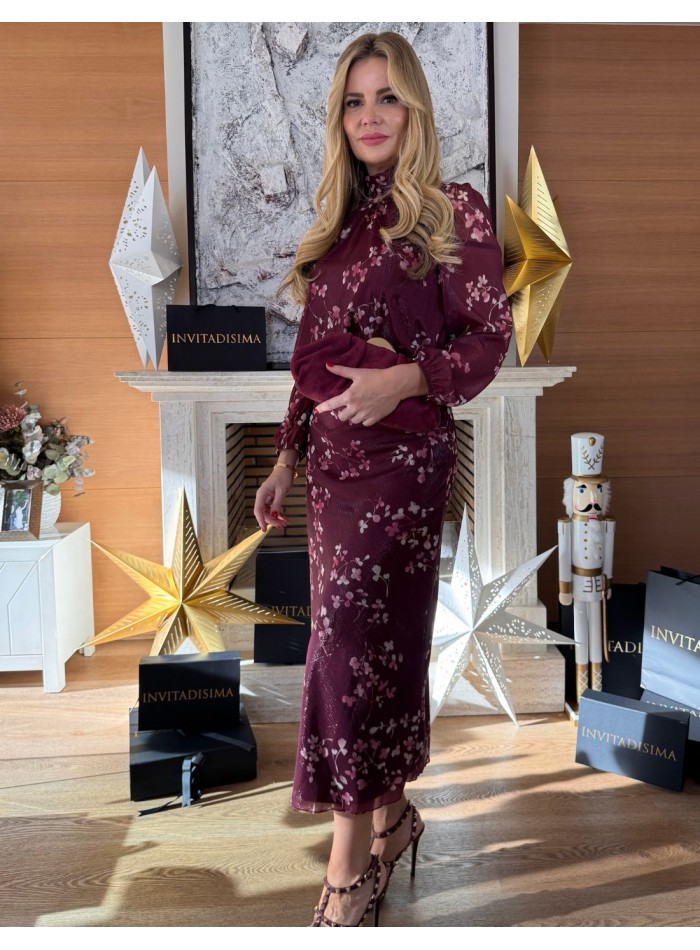 Conjunto de dos piezas con estampado floral de color granate con brillo