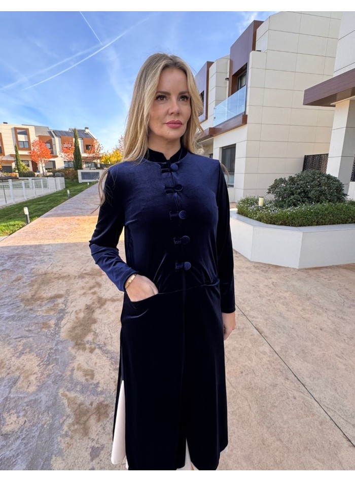 Kimono de terciopelo con detalle de botones para invitada