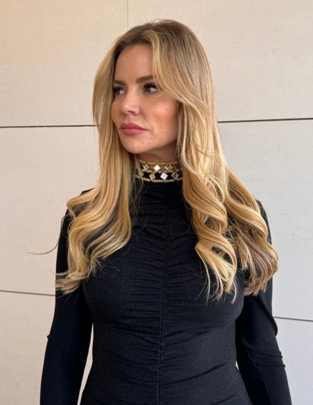 Robe midi avec ruchés et tissu noir brillant