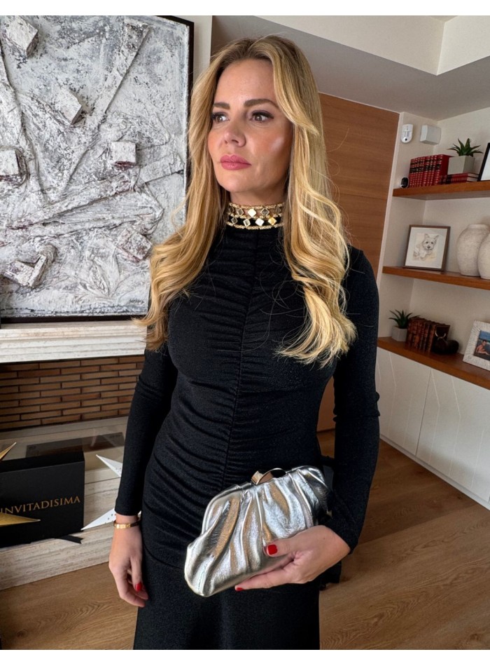 Robe midi avec ruchés et tissu noir brillant