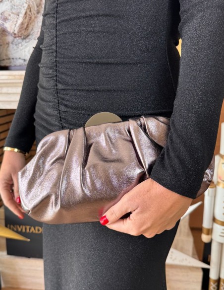 Bolso de mano para invitada metalizado en bronce