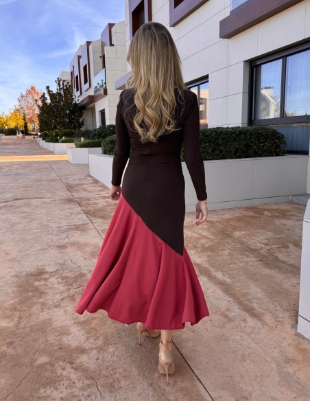 Vestido midi marrón bicolor con bajo de volante