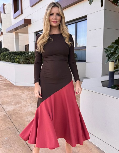 Vestido midi marrón bicolor con bajo de volante para invitada