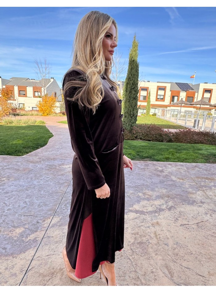 Velvet kimono with brown button details