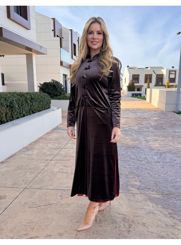 Kimono de terciopelo con detalle de botones marrón