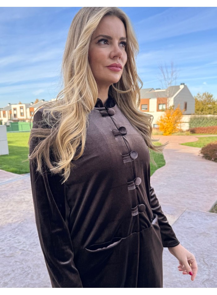 Velvet kimono with brown button details