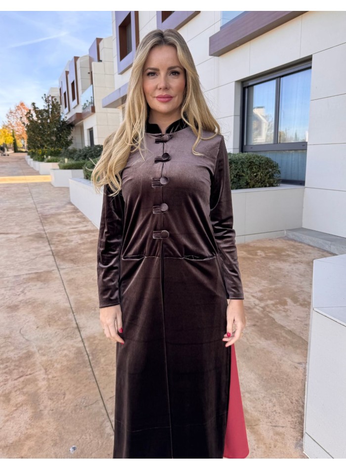 Velvet kimono with brown button details