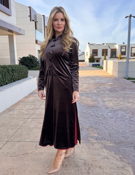 Kimono de terciopelo con detalle de botones marrón