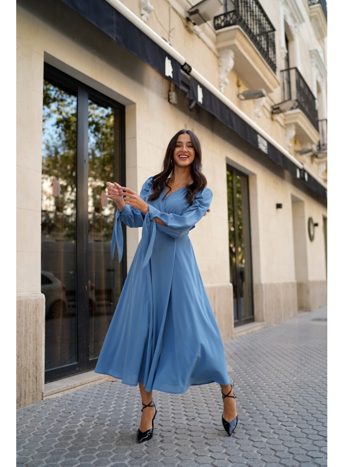 Vestido midi celeste con escote en V y falda fluida para ocasiones especiales