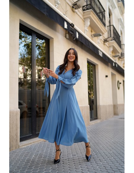 Vestido midi celeste con escote en V y falda fluida para ocasiones especiales