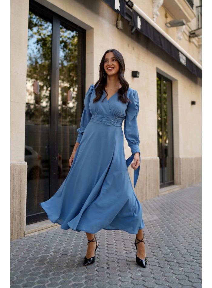 Vestido midi celeste con escote en V y falda fluida para bodas